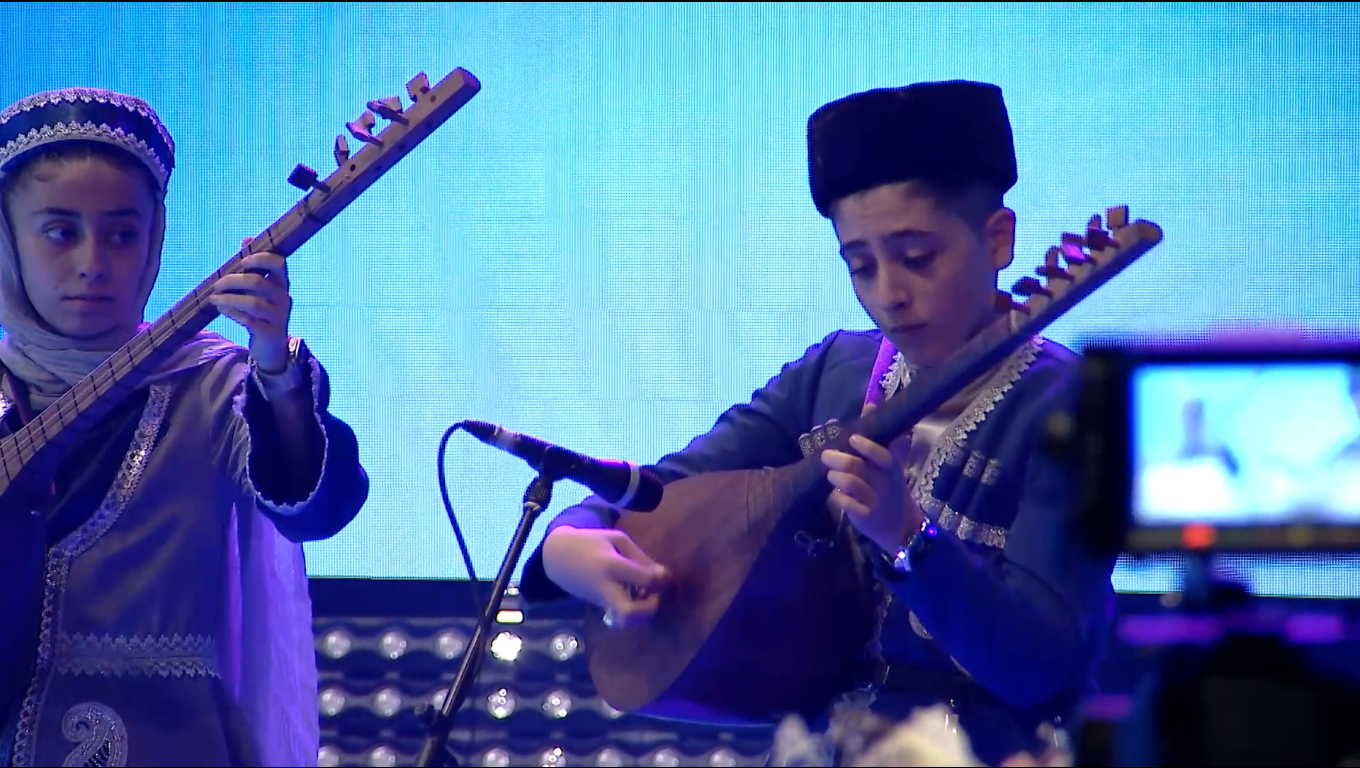 اجرای زنده گروه نوجوانان عاشیق